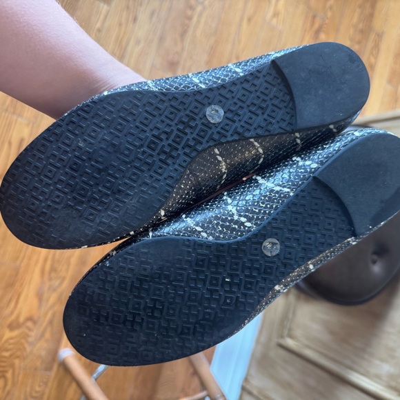 Tory Burch Black and Cream Snakeskin-Print Logo Ballet Flats - Picture 7 of 7